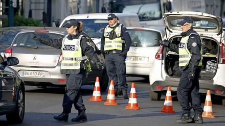 Fahrzeuge mit den Endziffern 3 und 5 dürfen passieren. Die Polizei in Paris sucht am Montag nach Autos mit geraden Endziffern auf dem Kennzeichen.