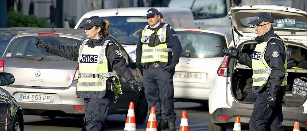 Fahrzeuge mit den Endziffern 3 und 5 dürfen passieren. Die Polizei in Paris sucht am Montag nach Autos mit geraden Endziffern auf dem Kennzeichen. 