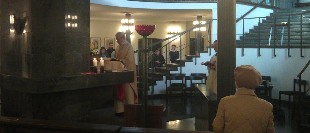 Im Kellergeschoss. Prälat Tobias Przytarski bei der Messe in der Unterkirche von St. Hedwig, im Hintergrund die Treppe zur Kathedrale.