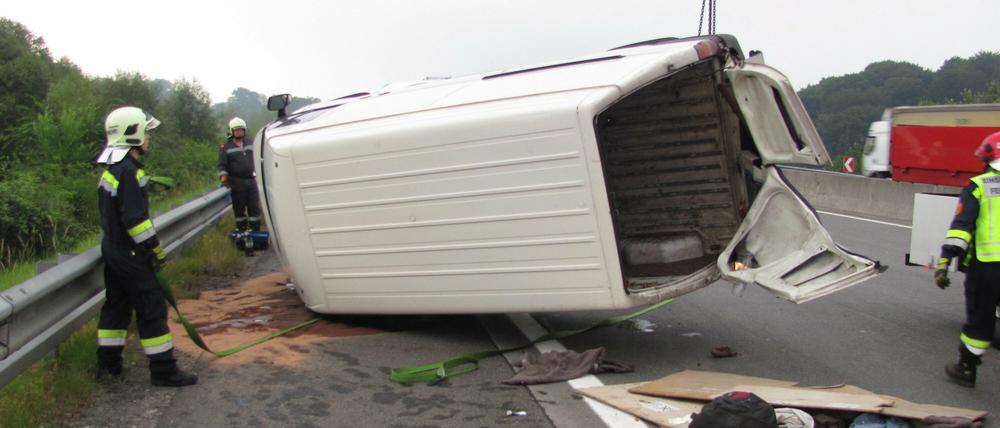Der umgekippte Transporter auf der Autobahn bei Amstetten in Richtung Salzburg. Der Wagen war mit Flüchtlingen überladen. Die Schlepper sind auf der Flucht.
