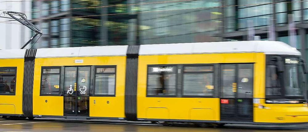 Fahren, bis es quietscht. Bei der Straßenbahn sind die Fahrzeuge im Gegensatz zur S-Bahn ziemlich intakt. Doch es fehlt an Leuten, die die Wagen durch die Stadt steuern können