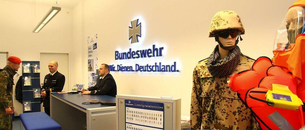 Im Showroom an der Friedrichstraße kann man Plastikkameraden bewundern und Formulare ausfüllen. 