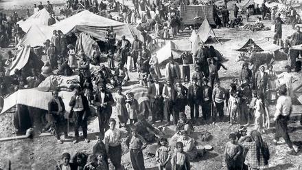 Dem Tod entkommen. Armenische Familien in einem Flüchtlingscamp im Dezember des Jahres 1920.