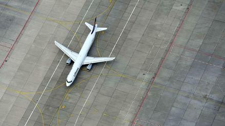 Flugzeug auf der Startbahn.