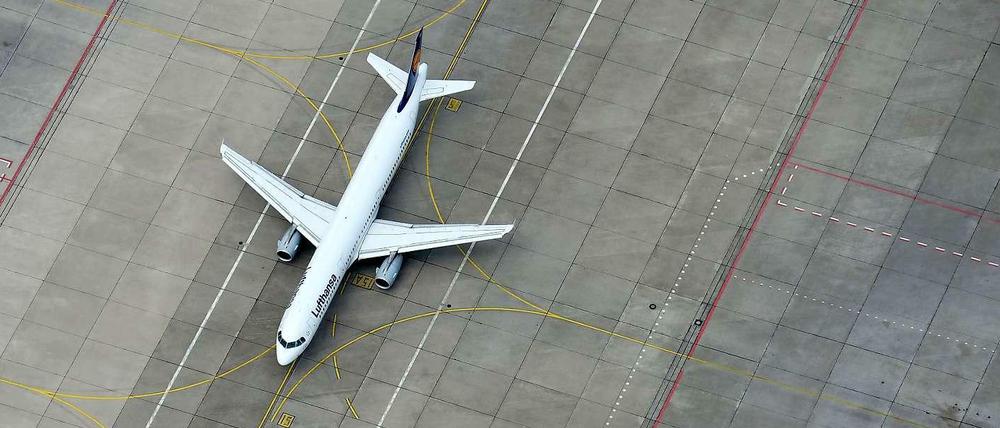 Flugzeug auf der Startbahn.