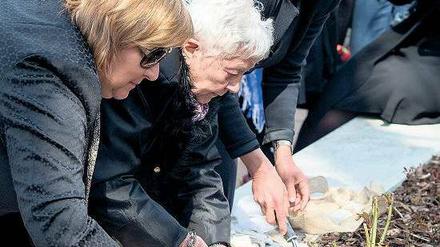 Rosen zum Gedenken. Auch Anna Komorowska, Frau des polnischen Präsidenten, die Französin Annette Chalut, Präsidentin des Ravensbrück-Komitees und Überlebende des KZs, sowie Daniela Schadt (v. l.) gedachten in Ravensbrück der Opfer des NS-Terrors. 