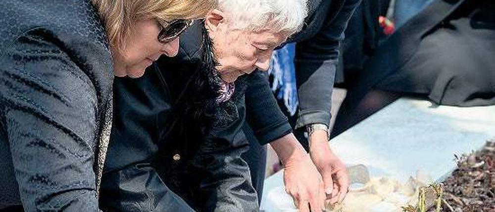 Rosen zum Gedenken. Auch Anna Komorowska, Frau des polnischen Präsidenten, die Französin Annette Chalut, Präsidentin des Ravensbrück-Komitees und Überlebende des KZs, sowie Daniela Schadt (v. l.) gedachten in Ravensbrück der Opfer des NS-Terrors.