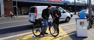 Vorsicht, Toter Winkel! Die Polizistin am S-Bahnhof Tiergarten erklärt einem Radler anhand der gelben Plane, welchen Bereich viele Lkw-Fahrer beim Rechtsabbiegen nicht sehen.
