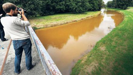 Viele Zuläufe der Spree sind mit Eisenhydroxid belastet. Das färbt das Wasser ocker und schädigt die Umwelt. Für den Menschen ist dagegen das unsichtbare Sulfat gefährlich. Beide Stoffe kommen überwiegend aus dem Tagebau in der Lausitz.