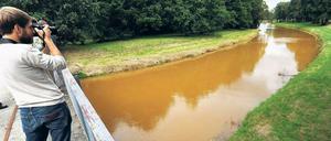 Viele Zuläufe der Spree sind mit Eisenhydroxid belastet. Das färbt das Wasser ocker und schädigt die Umwelt. Für den Menschen ist dagegen das unsichtbare Sulfat gefährlich. Beide Stoffe kommen überwiegend aus dem Tagebau in der Lausitz.