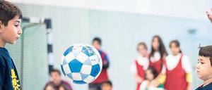Ballspiele zur Ablenkung. Für die Kinder, die derzeit als Flüchtlinge in acht Turnhallen in Berlin leben müssen, ist Abwechslung besonders wichtig. Bernd von Jutrczenka/dpa
