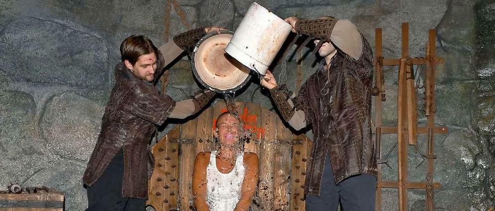 Die Schauspielerin Natascha Ochsenknecht lässt sich im Berlin Dungeon zwei Eimer Eiswasser über den Kopf schütten.