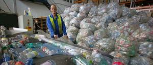 Das Leergut-Zählzentrum in Kavelstorf bei Rostock. Die Mitarbeiter müssen Einwegflaschen aus der Zählanlage sortieren. Eine Sonderabgabe auf Wegwerfflaschen soll es laut Umweltministerin Barbara Hendricks nicht geben.