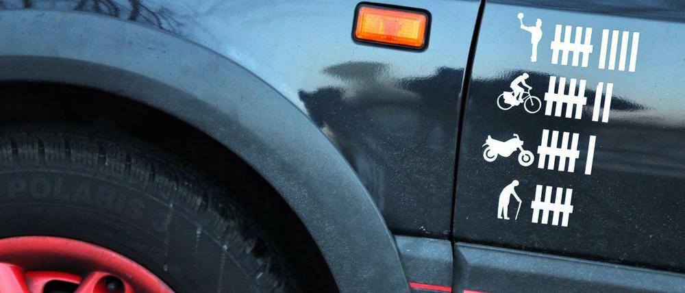 Wer ist der Stärkste? Diese unrühmliche Unfallstatistik in Form einer Strichliste wurde auf einem VW Golf 3 in Chemnitz (Sachsen) gesichtet. Die wahrscheinlich witzig gemeinte Abschussliste weist unter anderem Verkehrspolizisten, Rentner, Hunde und Radfahrer als Opfer aus.