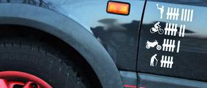 Wer ist der Stärkste? Diese unrühmliche Unfallstatistik in Form einer Strichliste wurde auf einem VW Golf 3 in Chemnitz (Sachsen) gesichtet. Die wahrscheinlich witzig gemeinte Abschussliste weist unter anderem Verkehrspolizisten, Rentner, Hunde und Radfahrer als Opfer aus.