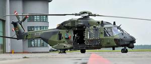 Fliegendes Gerät mit Mängeln: Ein Transporthubschrauber vom Typ NH90 der Bundeswehr steht beim Transporthubschrauberregiment 10 in Faßberg (Niedersachsen). 