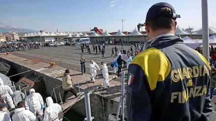 Ankunft in Catania auf Sizilien: 220 Flüchtlinge waren von einem italienischen Schiff vor der Küste von Libyen gerettet worden. 