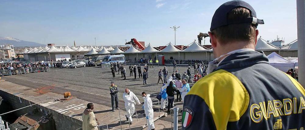 Ankunft in Catania auf Sizilien: 220 Flüchtlinge waren von einem italienischen Schiff vor der Küste von Libyen gerettet worden. 