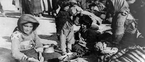 Vertrieben. Diese Gruppe armenischer Flüchtlinge aus dem osmanischen Reich hat sich 1915 nach Syrien gerettet. 