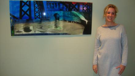 Birgit Stigter vor ihrem Werk "Vertikale Stadt"