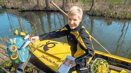 Wenn die Postbotin dreimal stakt. Andrea Bunar ist im Spreewald unterwegs und stellt die Sendungen per Kahn zu. 