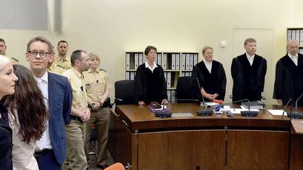 Die Angeklagte Beate Zschäpe (2.v.l) steht am 200. Verhandlungstag im Oberlandesgericht in München (Bayern) zwischen ihren Anwälten Anja Sturm (l) und Wolfgang Heer. 