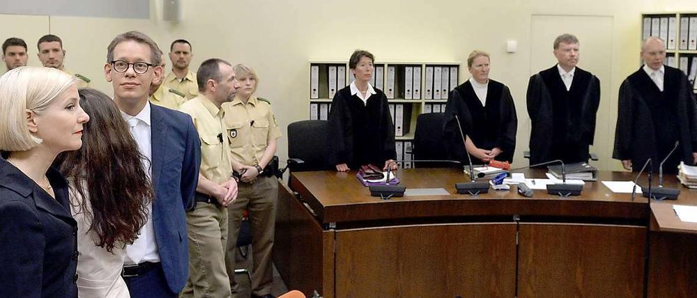 Die Angeklagte Beate Zschäpe (2.v.l) steht am 200. Verhandlungstag im Oberlandesgericht in München (Bayern) zwischen ihren Anwälten Anja Sturm (l) und Wolfgang Heer. 