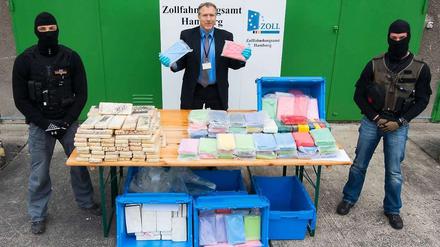 Größter Fund von Kokain in den letzten Jahren in Hamburg: Der Zollbeamte Niels Hennig (M) präsentiert am Donnerstag die sichergestellten Pakete mit Kokain. 