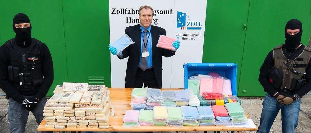 Größter Fund von Kokain in den letzten Jahren in Hamburg: Der Zollbeamte Niels Hennig (M) präsentiert am Donnerstag die sichergestellten Pakete mit Kokain. 