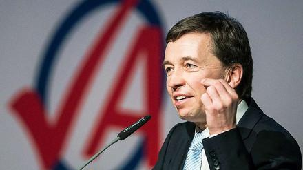 Parteichef Bernd Lucke - hier bei einer Rede im Januar in Bottrop - will vermeiden, dass die Partei weiter nach rechts driftet. 