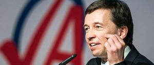 Parteichef Bernd Lucke - hier bei einer Rede im Januar in Bottrop - will vermeiden, dass die Partei weiter nach rechts driftet. 