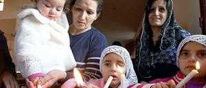 Diese assyrischen Christen sind aus Syrien in den Libanon geflüchtet, um der Verfolgung durch die Terrormiliz "Islamischer Staat" (IS) zu entkommen.
