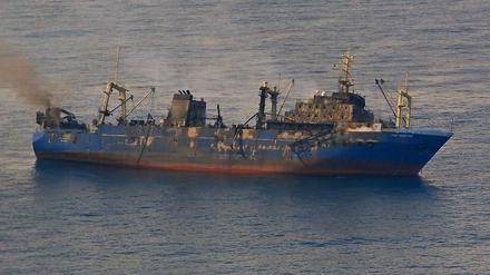 Am Hafen von Las Palmas hatte der russische Fischtrawler Feuer gefangen. Danach sank er und aus dem geborstenen Tank strömte Schweröl.