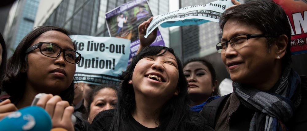 Die misshandelte indonesische Maid Eriwiana (Mitte) nach dem Urteil für ihre Peinigerin in Hongkong 