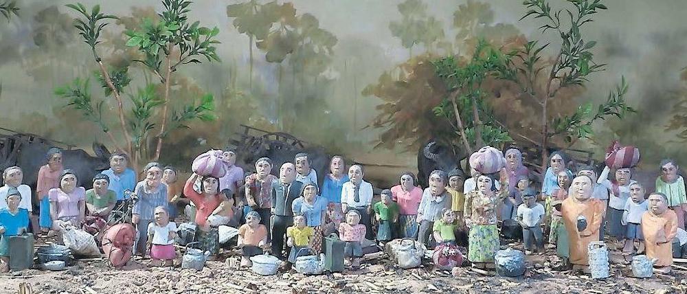 Familienaufstellung mit Tonfiguren. Szene aus Rithy Panhs 2013 entstandenem Film „The Missing Picture“. 