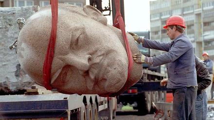 Lenin beim Abtransport 1991. Er stand auf dem heutigen Platz der Vereinten Nationen.