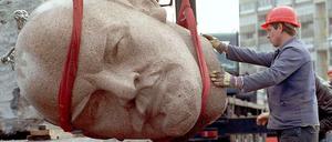 Lenin beim Abtransport 1991. Er stand auf dem heutigen Platz der Vereinten Nationen.
