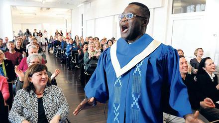 Ein Mann, ein Song. Pastor Kingsley Arthur stimmte die Gäste musikalisch auf die Übergabe der Tagesspiegel-Weihnachtsspenden ein. 