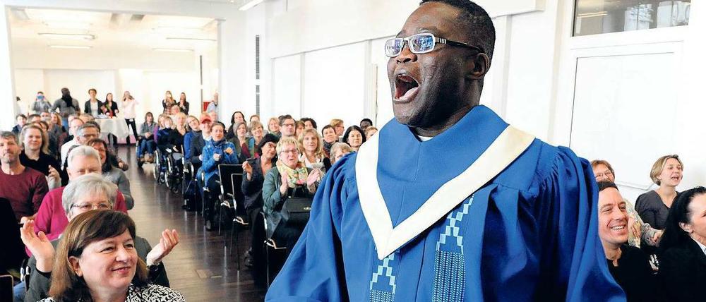 Ein Mann, ein Song. Pastor Kingsley Arthur stimmte die Gäste musikalisch auf die Übergabe der Tagesspiegel-Weihnachtsspenden ein. 