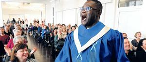 Ein Mann, ein Song. Pastor Kingsley Arthur stimmte die Gäste musikalisch auf die Übergabe der Tagesspiegel-Weihnachtsspenden ein. 