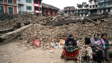 Frauen vor zerstörten Häusern in Kathmandu