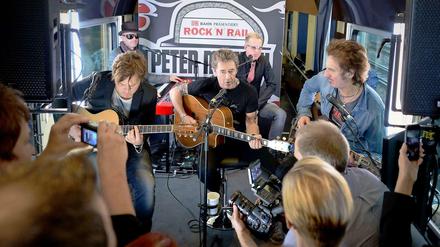 Schiene frei für Maffay: Im Dezember 2014 musizierte er zu Werbezwecken im Zug. 