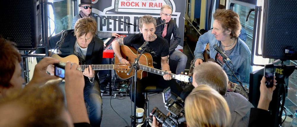 Schiene frei für Maffay: Im Dezember 2014 musizierte er zu Werbezwecken im Zug.