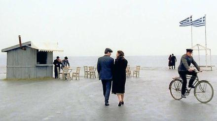 Wie Fahnen im Wind. Eine Szene aus dem Film "Die Erde weint" von Theo Angelopoulos von 2004. 