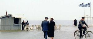 Wie Fahnen im Wind. Eine Szene aus dem Film "Die Erde weint" von Theo Angelopoulos von 2004. 