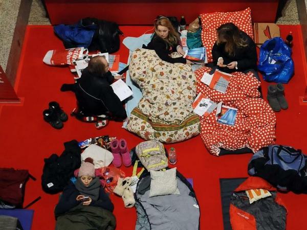 In den Potsdamer-Platz-Arkaden haben Berlinale-Fans in der Nacht von Sonntag auf Montag ihr Nachtlager errichtet.