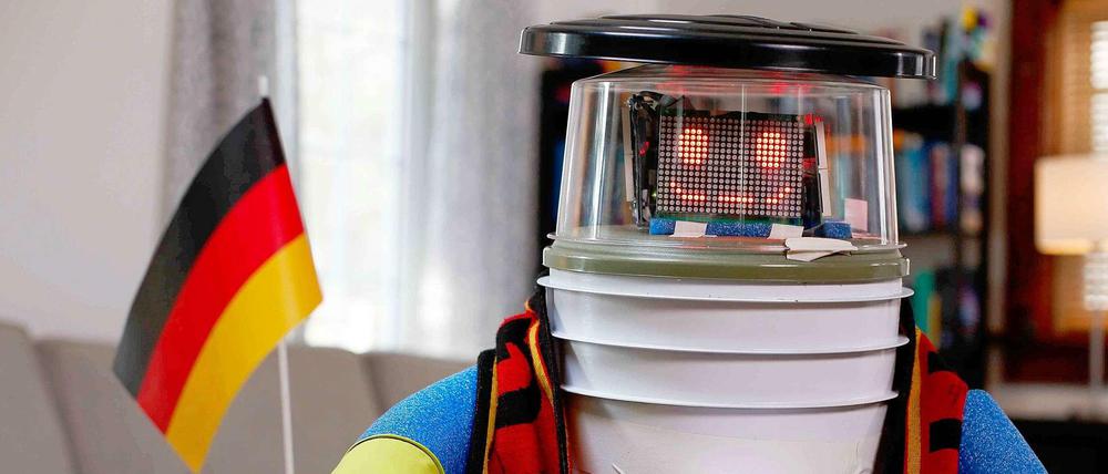 Kommt er oder kommt er nicht? Der trampende Roboter "Hitchbot" soll am Dienstag in Berlin eintreffen, hängt aber wohl noch in Duisburg fest.