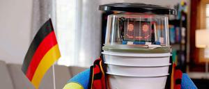 Kommt er oder kommt er nicht? Der trampende Roboter "Hitchbot" soll am Dienstag in Berlin eintreffen, hängt aber wohl noch in Duisburg fest.