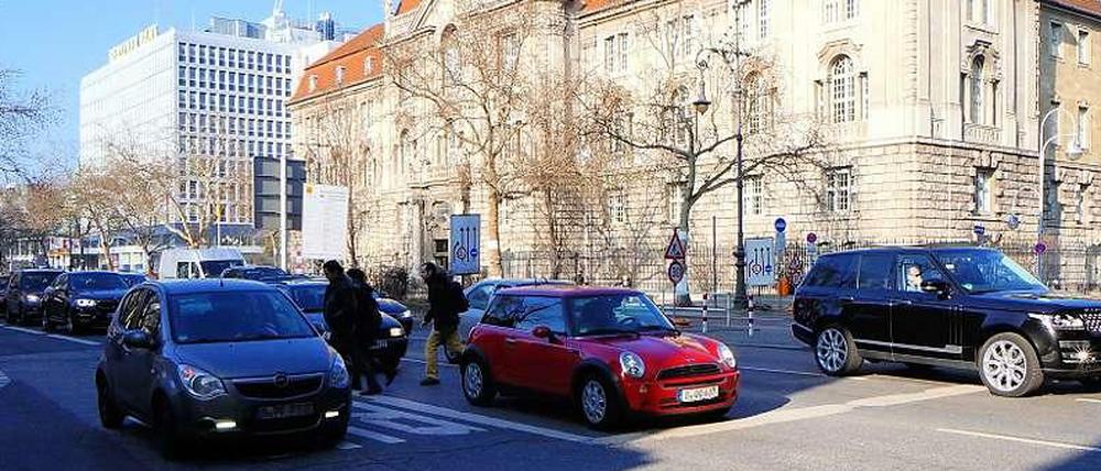 Riskante Abkürzung. Viele Passanten überqueren die Hardenbergstraße jenseits der Fußgängerampeln – wie hier an der Ecke Jebensstraße auf dem Weg zum Amerika-Haus (nicht im Bild).