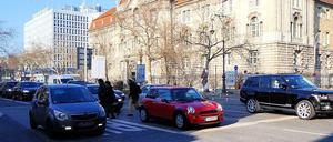 Riskante Abkürzung. Viele Passanten überqueren die Hardenbergstraße jenseits der Fußgängerampeln – wie hier an der Ecke Jebensstraße auf dem Weg zum Amerika-Haus (nicht im Bild).
